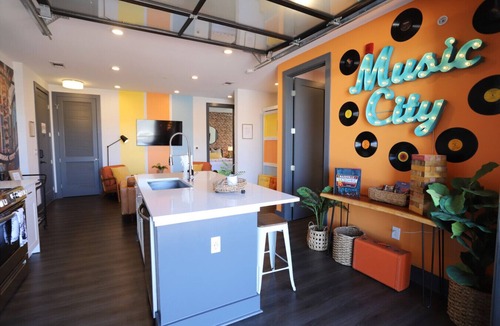 Rolling Mill Hill Apartment | The Muse Nashville Oasis: Modern 2BR | Balcony & Rooftop | Near Broadway