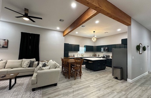 East Riverside House | The Mustard Seed Cottage-Charming 3-BR Craftsman conveniently located downtown!