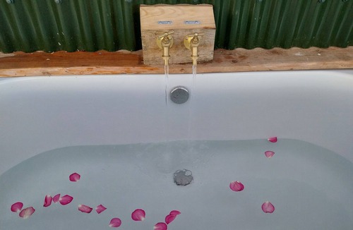 Pentrefelin Cabin | The Musterer's Hut, Outdoor Bath & Valley View