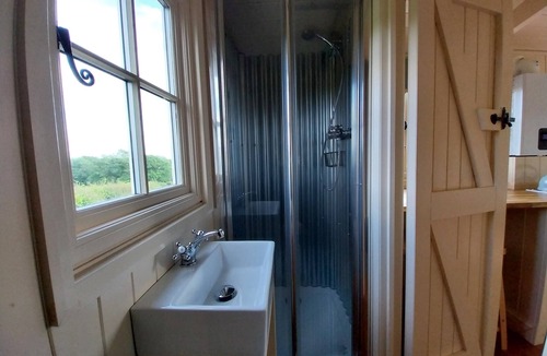 Pentrefelin Cabin | The Musterer's Hut, Outdoor Bath & Valley View