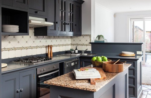 Camperdown Apartment | The Myrtle House + Courtyard — Spacious 3BR