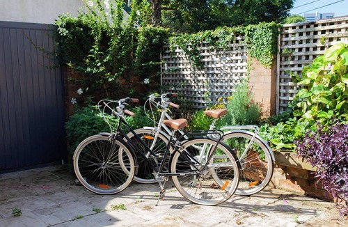 Camperdown Apartment | The Myrtle House + Courtyard — Spacious 3BR