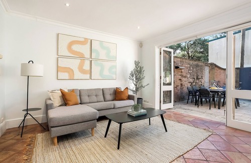 Camperdown Apartment | The Myrtle House + Courtyard — Spacious 3BR