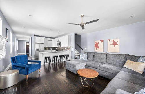 Buena Vista House | The Nash Nest! Spacious 3 story accommodation with Rooftop Deck