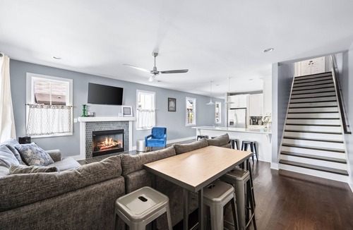 Buena Vista House | The Nash Nest! Spacious 3 story accommodation with Rooftop Deck
