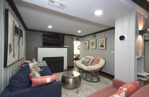 Fifeville House | The Navel Nalle - Downtown Bungalow, Patio, Parking