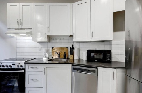 Cote-Des-Neiges—Notre-Dame-De-Grace Apartment | The NDG Charm|A 2BR Hidden Gem