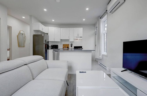 Cote-Des-Neiges—Notre-Dame-De-Grace Apartment | The NDG Escape|Prime Location & Cozy Stay