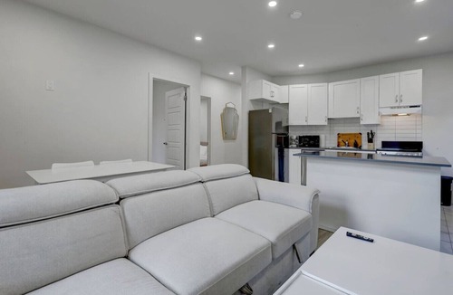 Cote-Des-Neiges—Notre-Dame-De-Grace Apartment | The NDG Escape|Prime Location & Cozy Stay