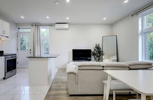 Cote-Des-Neiges—Notre-Dame-De-Grace Apartment | The NDG Escape|Prime Location & Cozy Stay