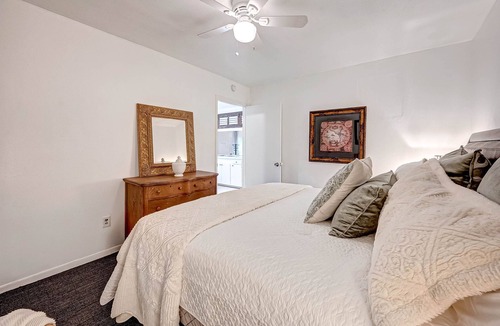 Garden Oaks House | The Nero—2BR garage apartment Pet Friendly with private backyard. NO PARTIES!