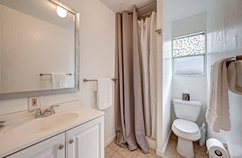 Garden Oaks House | The Nero—2BR garage apartment Pet Friendly with private backyard. NO PARTIES!