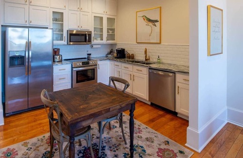 Seneca Apartment | The Nest Above - Finch Suite