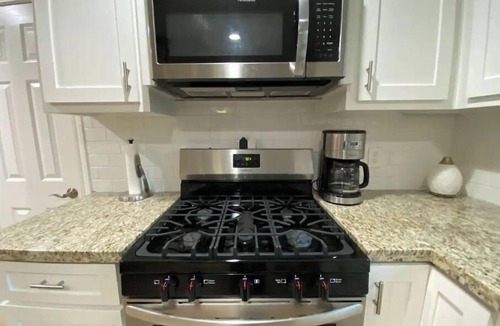 Groves House | The Nest - centrally located - 2 bed/1 bath home