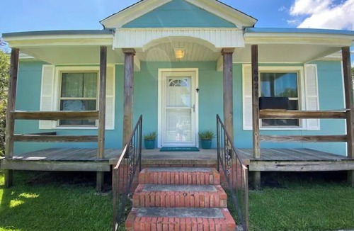 Groves House | The Nest - centrally located - 2 bed/1 bath home