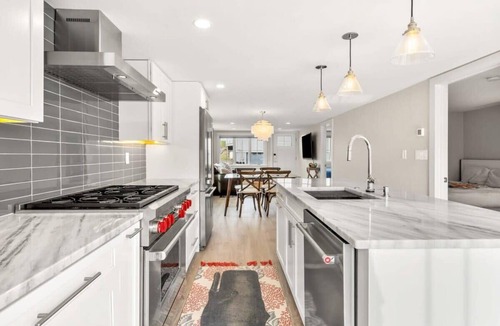 Newbury House | The Nest | High-End Kitchen | Steps to Beach | A/C