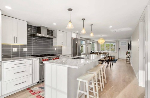 Newbury House | The Nest | High-End Kitchen | Steps to Beach | A/C