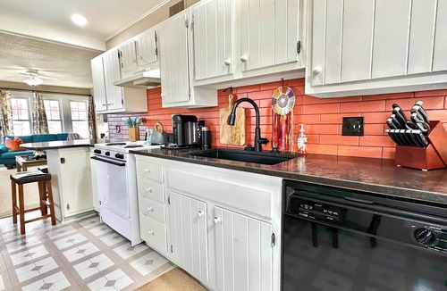 Oskaloosa Condo | The Nest - next to bakery and downtown