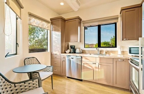 Kayenta Condo | The Nest - Second Floor Studio Suite w/Red Rock Views