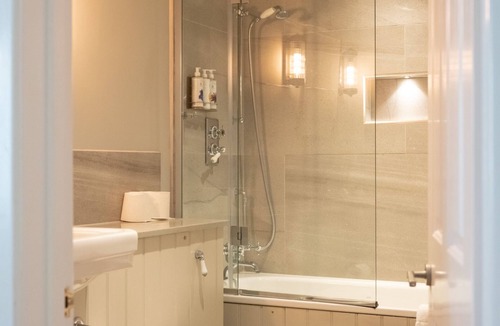 Coln St Aldwyns House | The New Inn