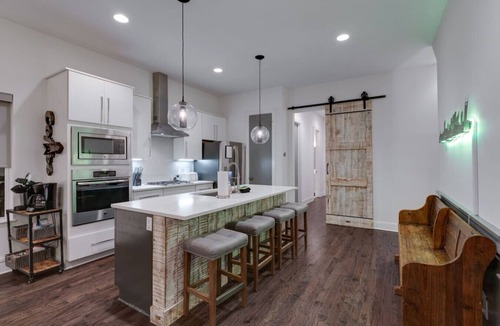 Edgehill Villa | The New Nashview: 4BR Gulch | Rooftop Fire Pit