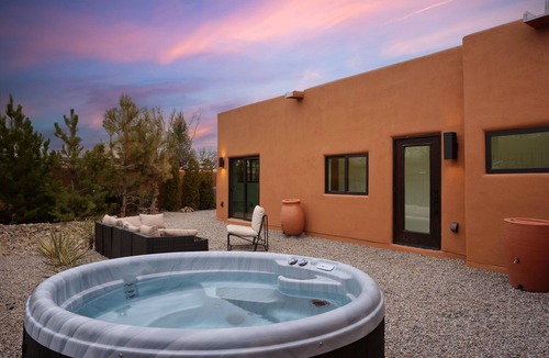 Santa Fe House | The Nicho House: 4BD Ultra-Modern Adobe: Walk to Plaza