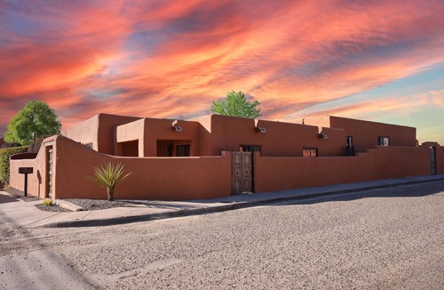 Santa Fe House | The Nicho House: 4BD Ultra-Modern Adobe: Walk to Plaza