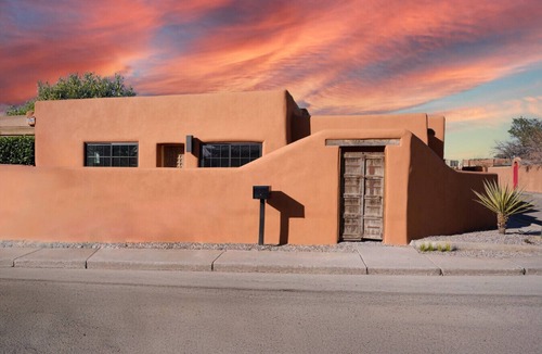 Santa Fe House | The Nicho House: Luxury Modern Adobe w/Hot Tub, Art Gallery & Gated Parking