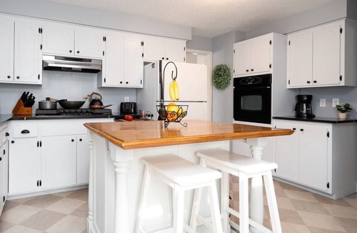 Richfield House | The Nightingale · King Bed l 5 min to MOA l 75 & 65 HDTV I Ping Pong