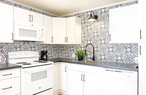 Mountain View Cabin | The Nook on Main ~ Walk to restaurants and shops!