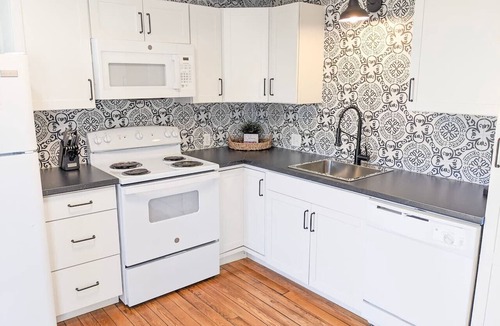 Mountain View Cabin | The Nook on Main ~ Walk to restaurants and shops!