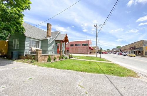 Mountain View Cabin | The Nook on Main ~ Walk to restaurants and shops!