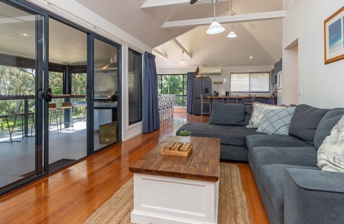 Smiths Lake House | The Norfolk - Pacific Palms Holidays