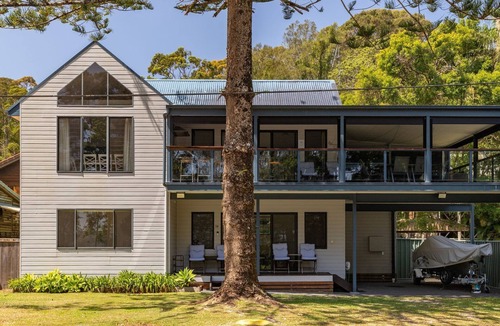 Smiths Lake House | The Norfolk - Pacific Palms Holidays