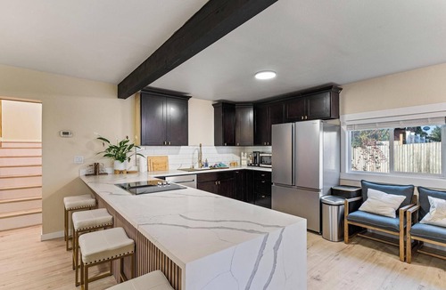 Eastside House | The NorthWest Vibes 6bd/3ba w/GameRoom Covered String Light Deck w/BBQ&Firepit