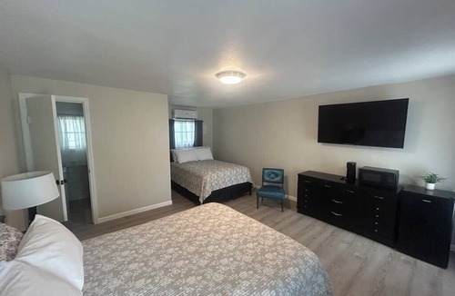 Barksdale House | The Nueces River Retreat - Room #2