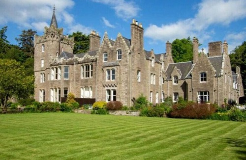 Kirriemuir Apartment | The Nutcracker Suite