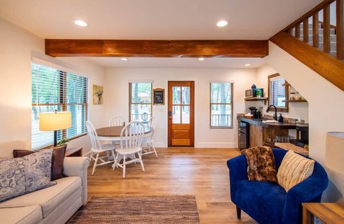 Elm Mott Ski Chalet | The Nuthatch Cabin (15 MIN to Magnolia & Baylor)