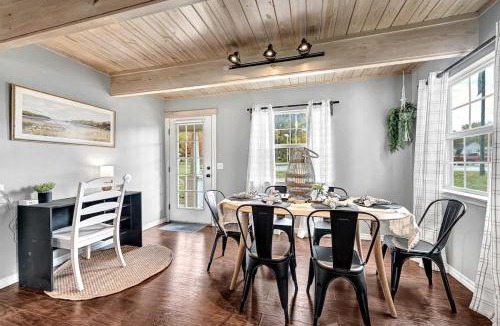 Siloam Springs House | The Oak Cottage- Charming Downtown Family Retreat in the Heart of Siloam Springs