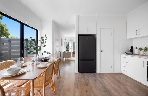 Kidman Park House | The Oak Grove - Dedicated Workspace, WiFi, Parking