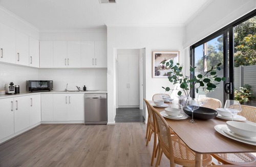 Kidman Park House | The Oak Grove - Dedicated Workspace, WiFi, Parking