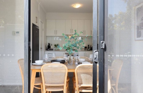 Kidman Park House | The Oak Grove - Dedicated Workspace, WiFi, Parking