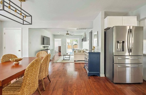 Highland Park West House | The Oak Haven - 3BR with Pool, Billiards & Arcade