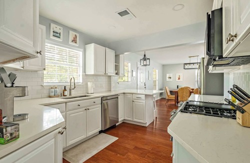 Highland Park West House | The Oak Haven - 3BR with Pool, Billiards & Arcade