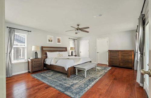 Highland Park West House | The Oak Haven - 3BR with Pool Billiards & Arcade
