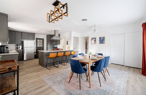 Richardson House | The Oak | King Bed & HUGE Backyard
