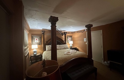 Jamestown Bed & Breakfast | The Oaks B&B Hotel and Spiritual Center