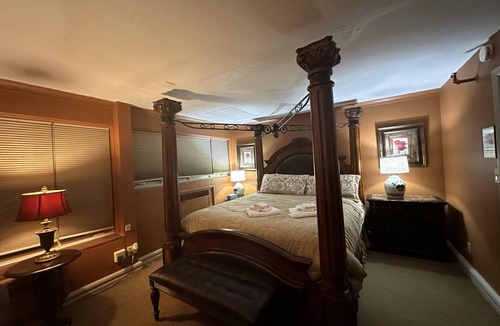 Jamestown Bed & Breakfast | The Oaks B&B Hotel and Spiritual Center