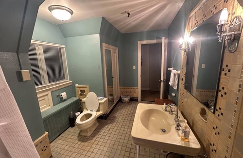 Jamestown Bed & Breakfast | The Oaks B&B Hotel and Spiritual Center
