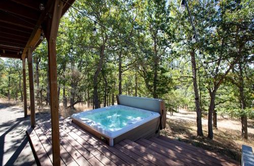 Lyle House | The Oaks feat Private Disc Golf Course